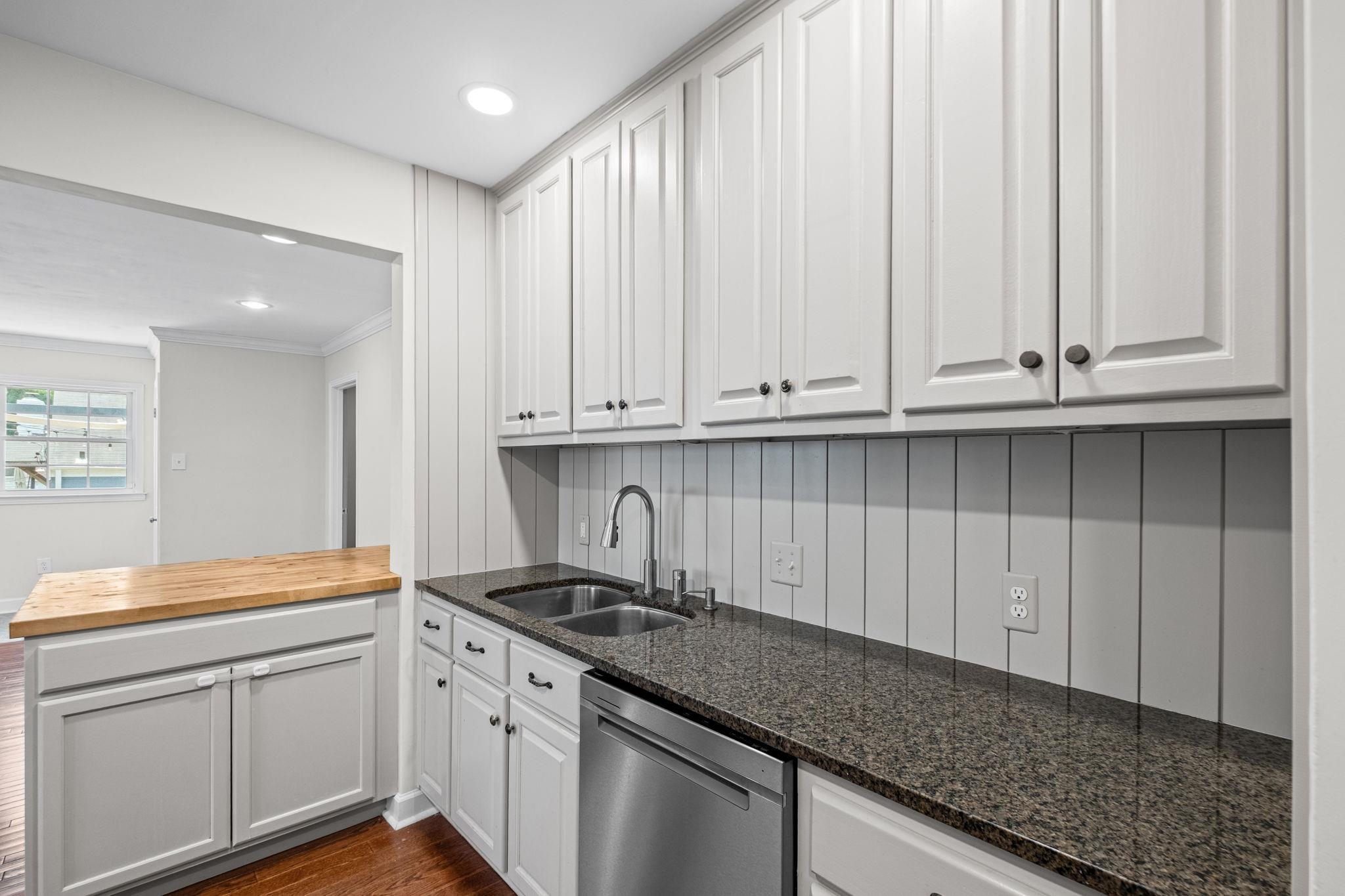 385 HOLMES CIR
