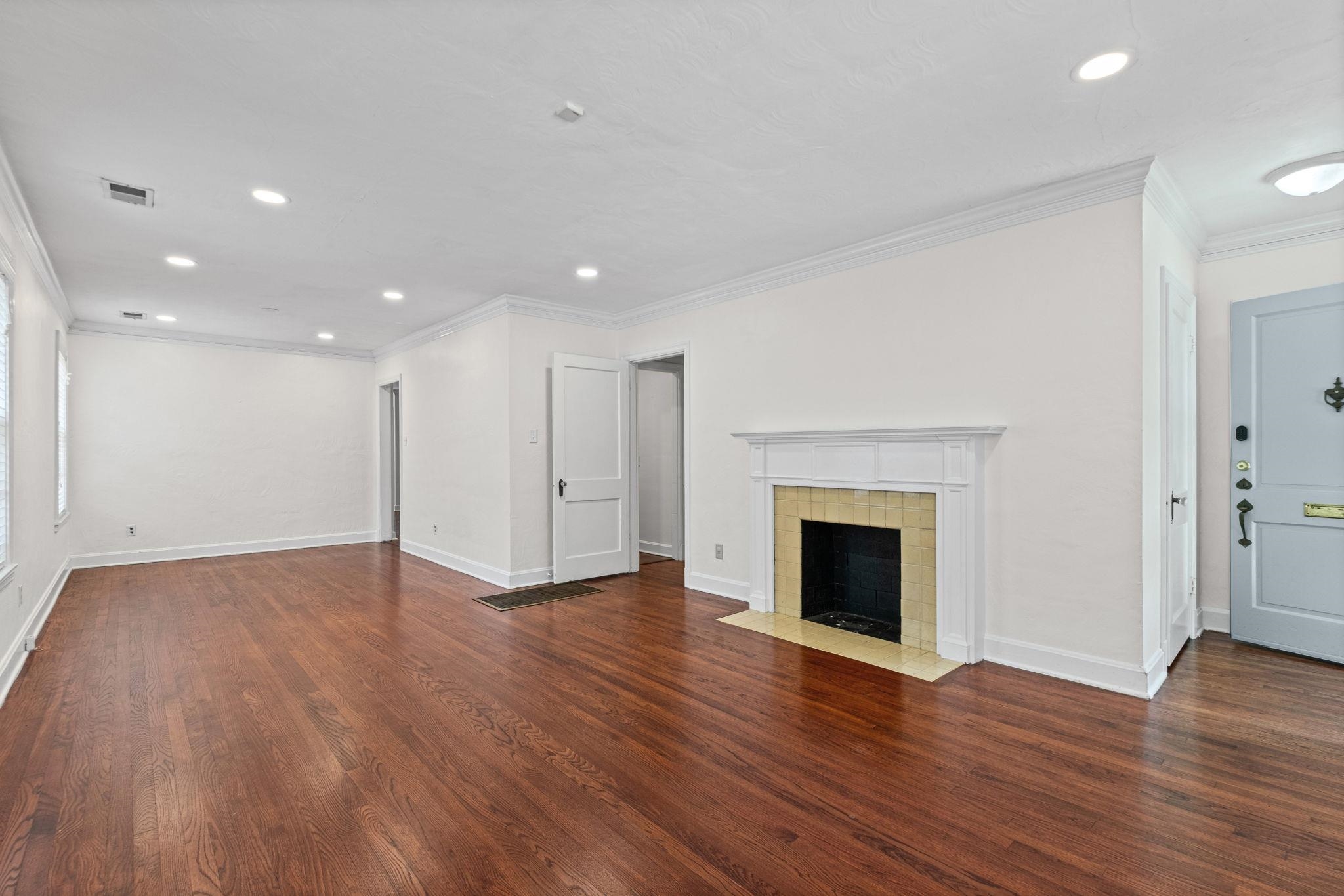 385 HOLMES CIR
