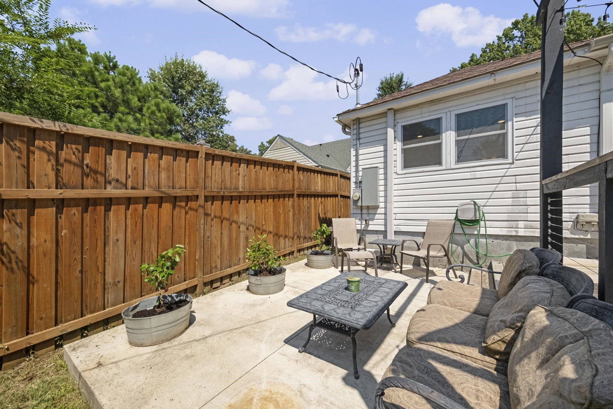 385 HOLMES CIR