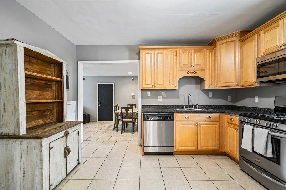 252 BARRY RD