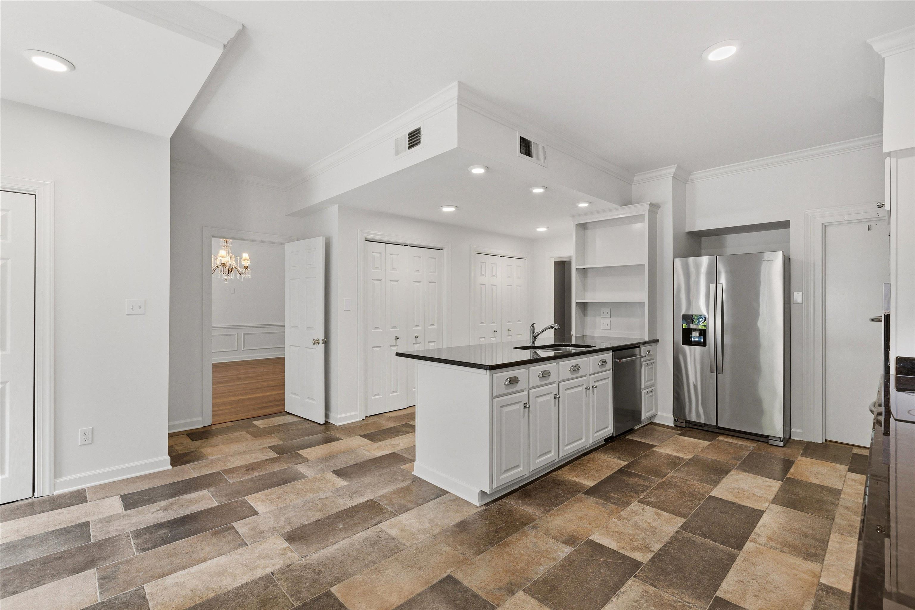 585 S GREER ST Unit: 100