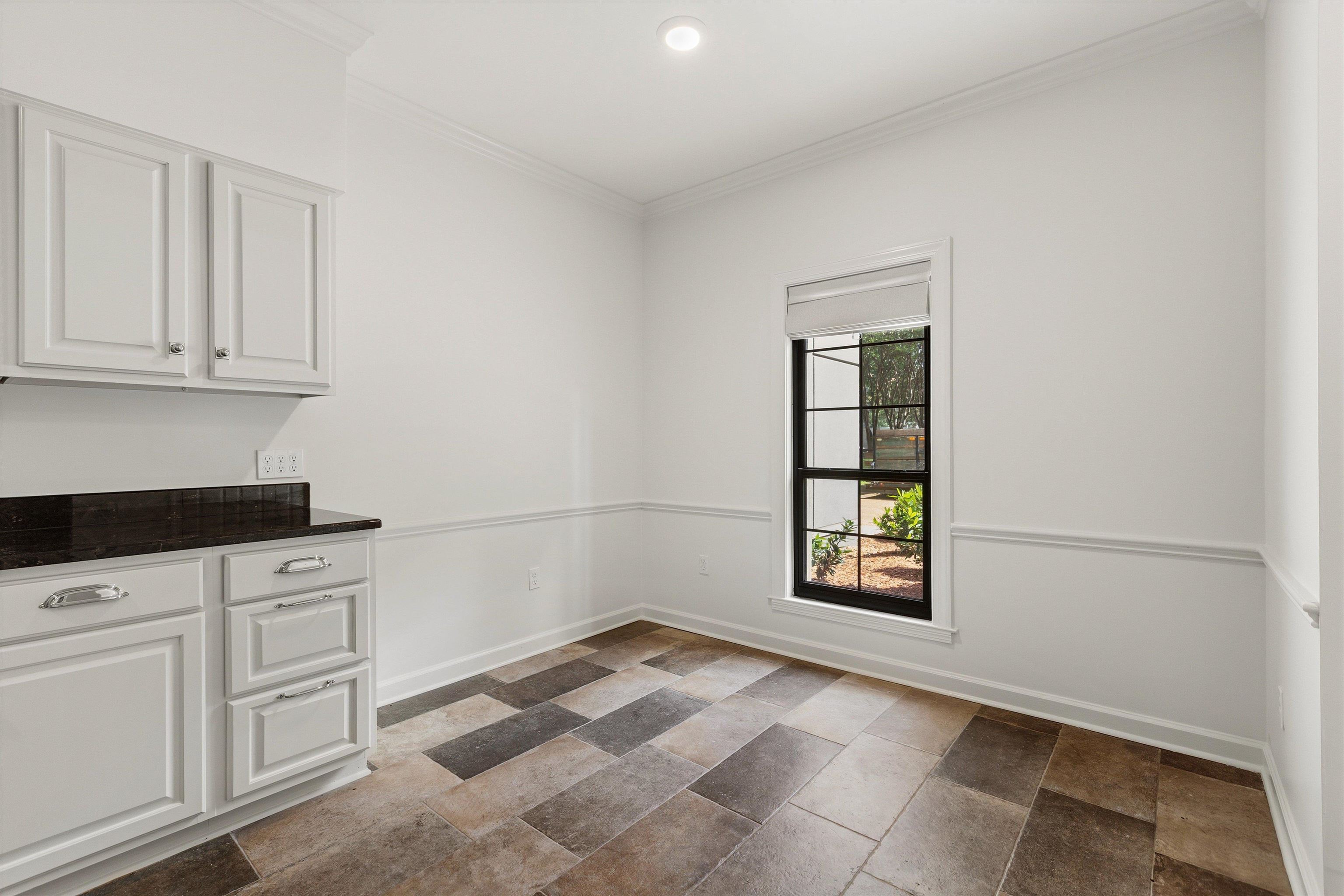 585 S GREER ST Unit: 100