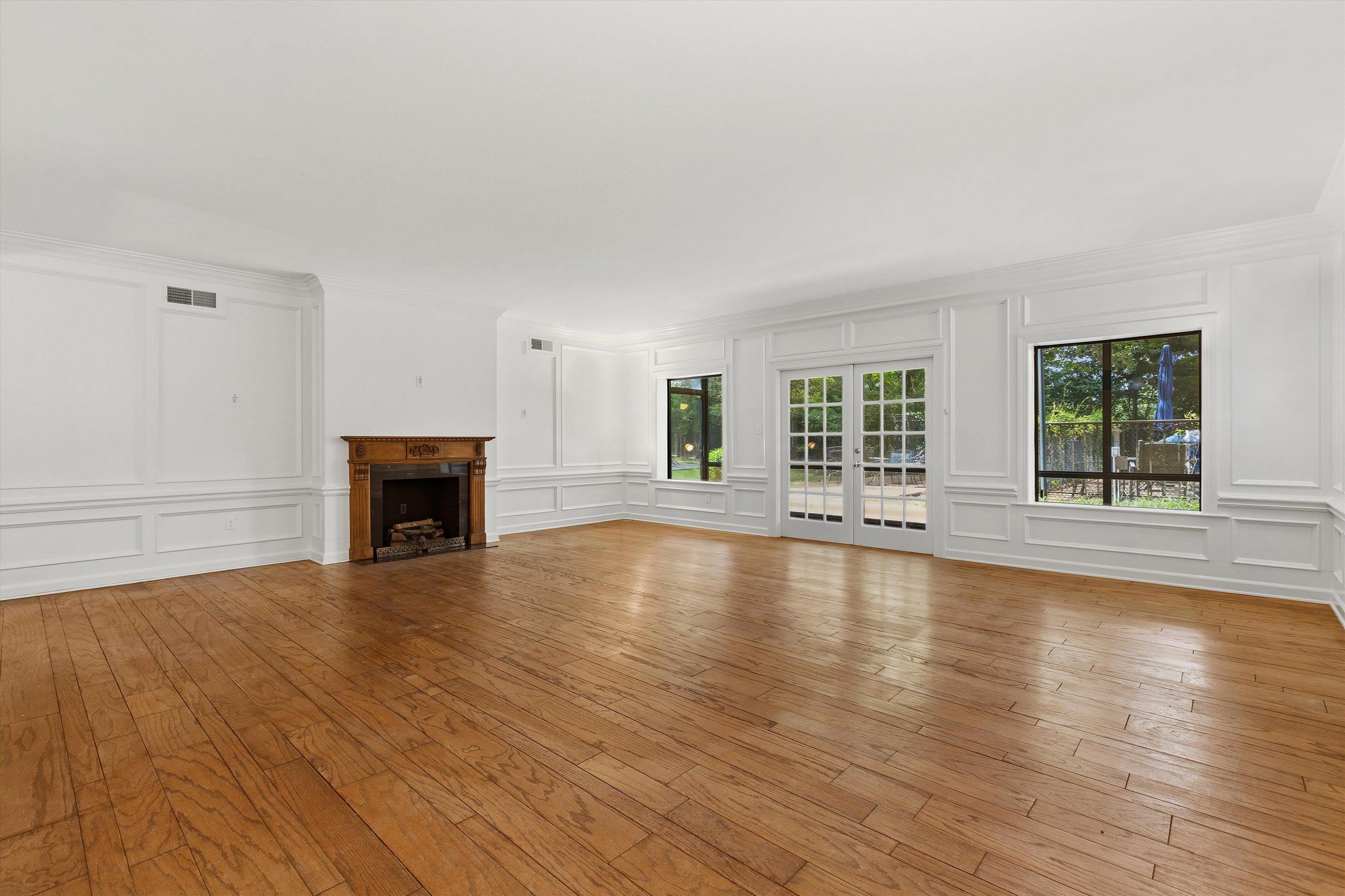 585 S GREER ST Unit: 100