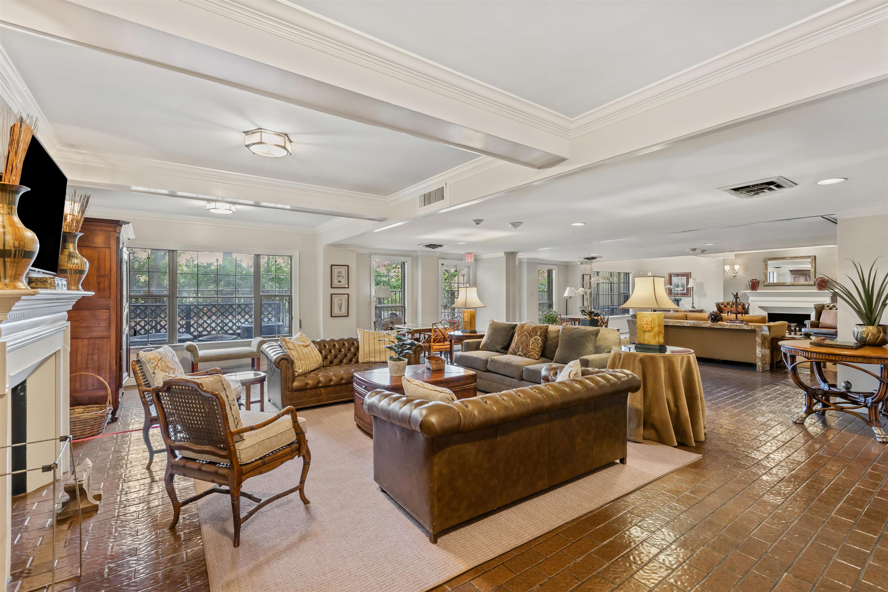 585 S GREER ST Unit: 100