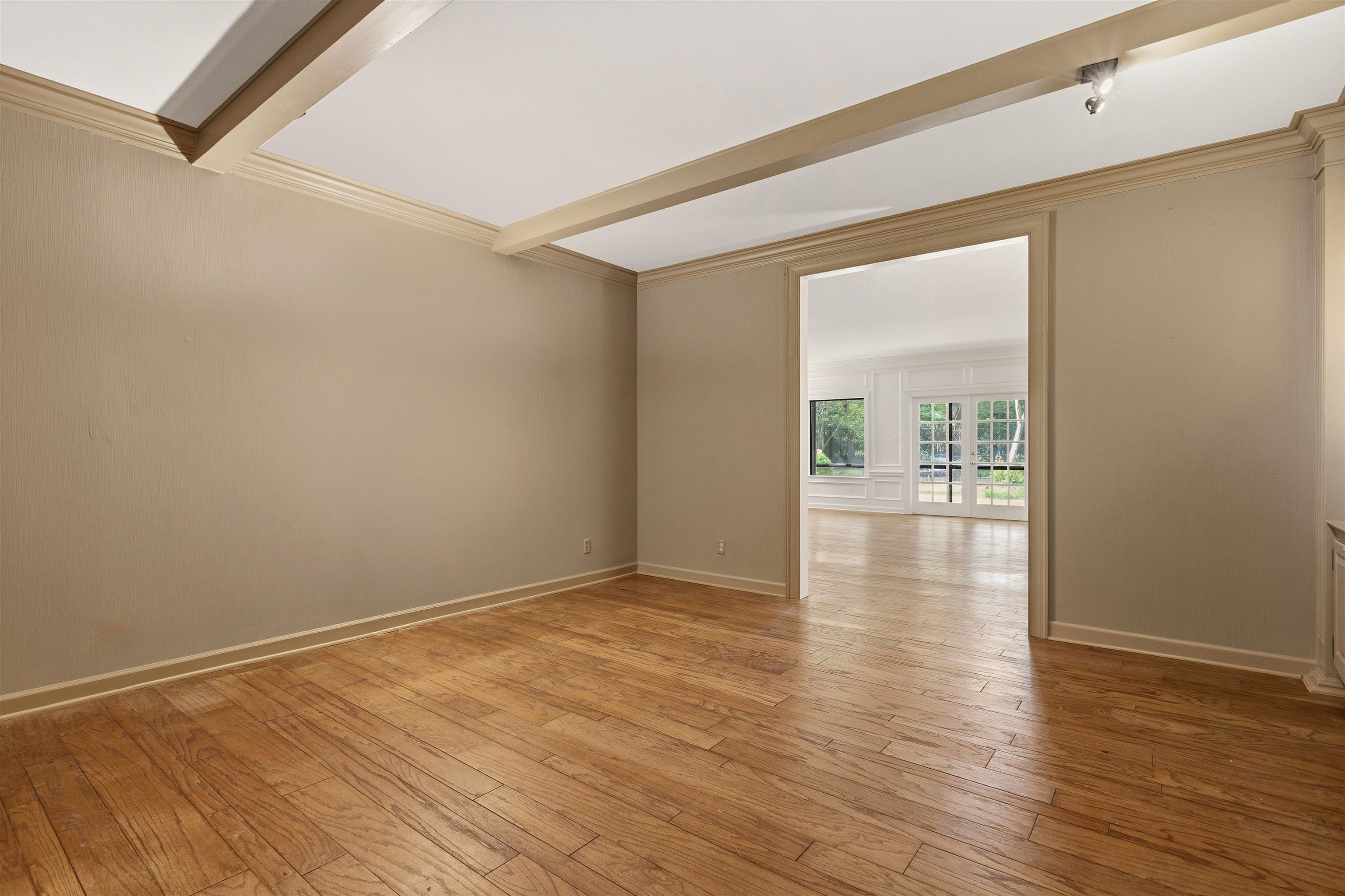 585 S GREER ST Unit: 100