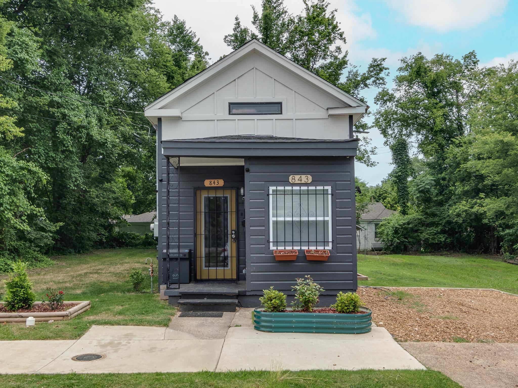 843 LANE AVE