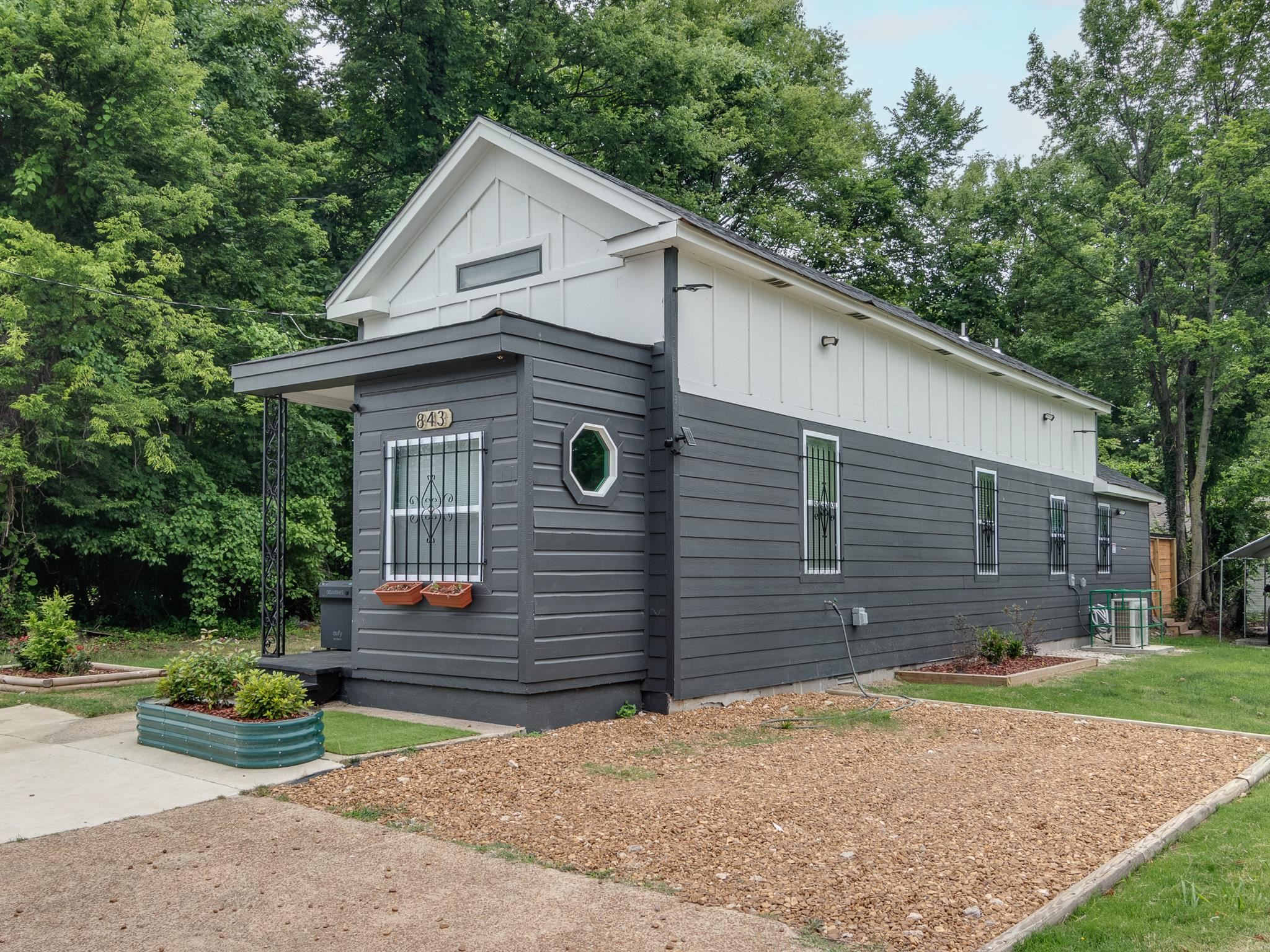 843 LANE AVE