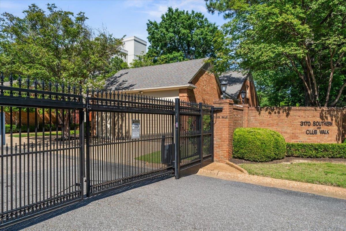 598 CLUB WALK LN Unit: 10
