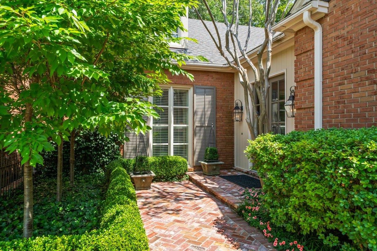 598 CLUB WALK LN Unit: 10