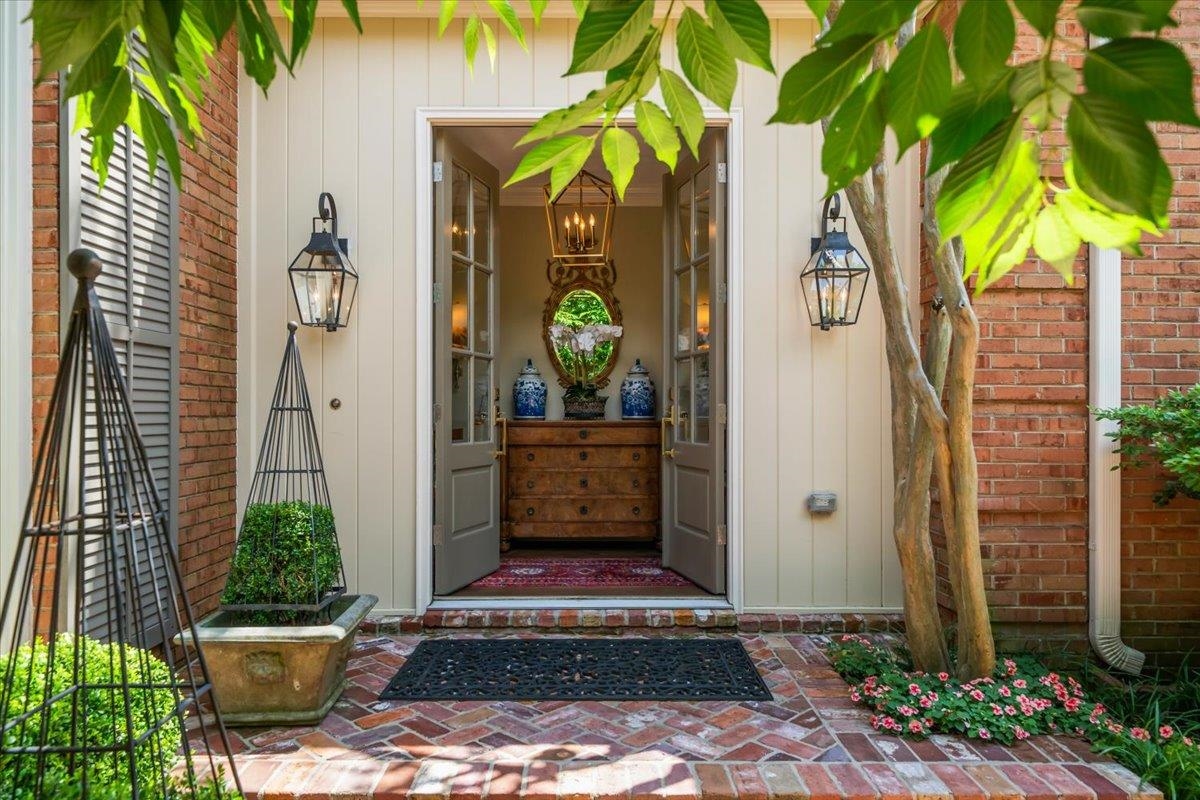 598 CLUB WALK LN Unit: 10