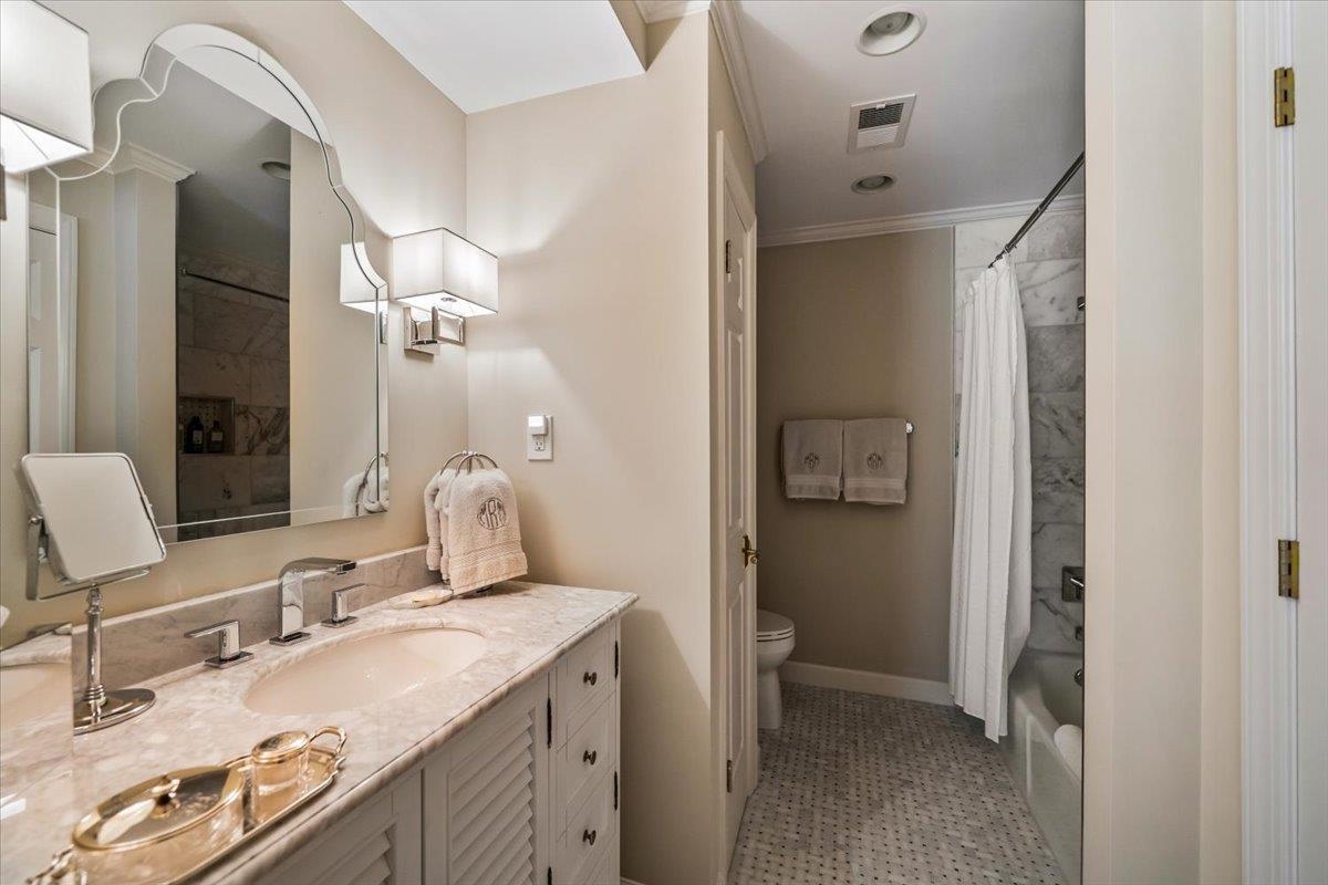 598 CLUB WALK LN Unit: 10