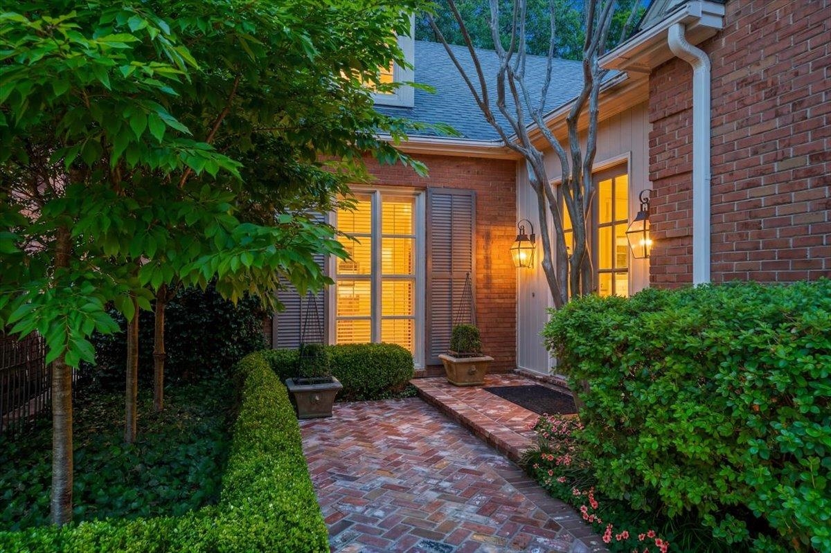598 CLUB WALK LN Unit: 10