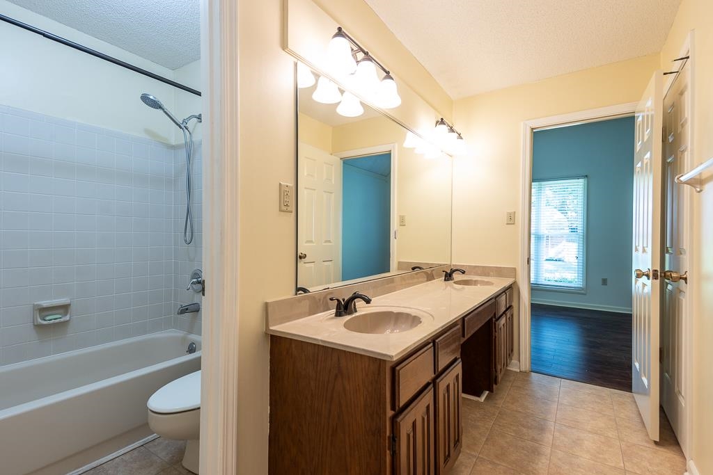 8893 WALNUT RIDGE LOOP