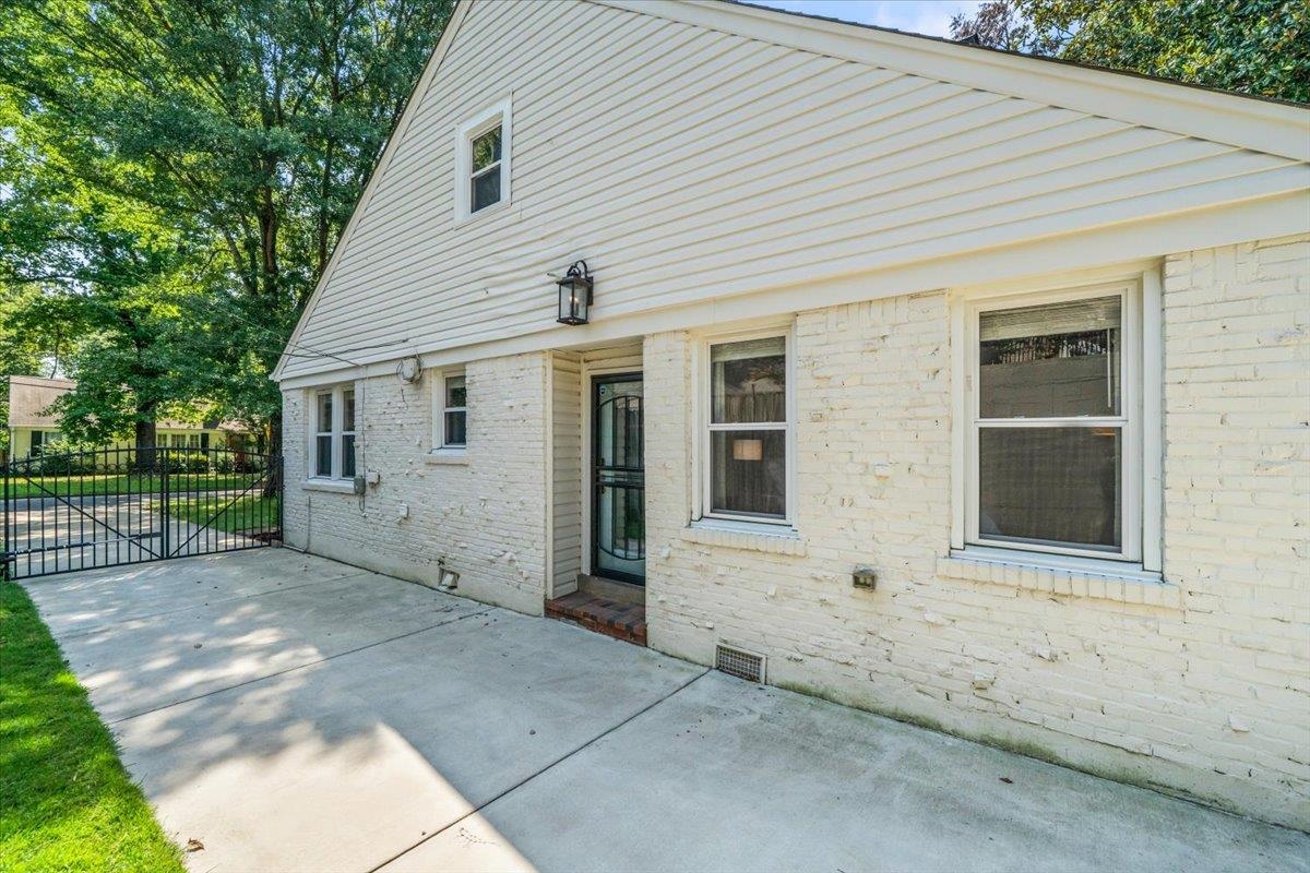 323 S FENWICK RD