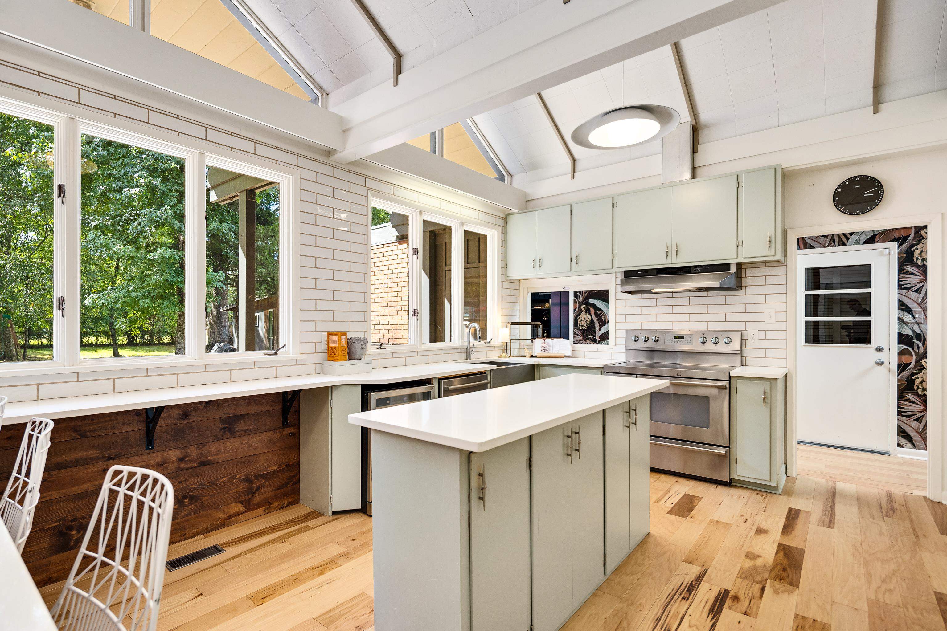 431 E ERWIN DR