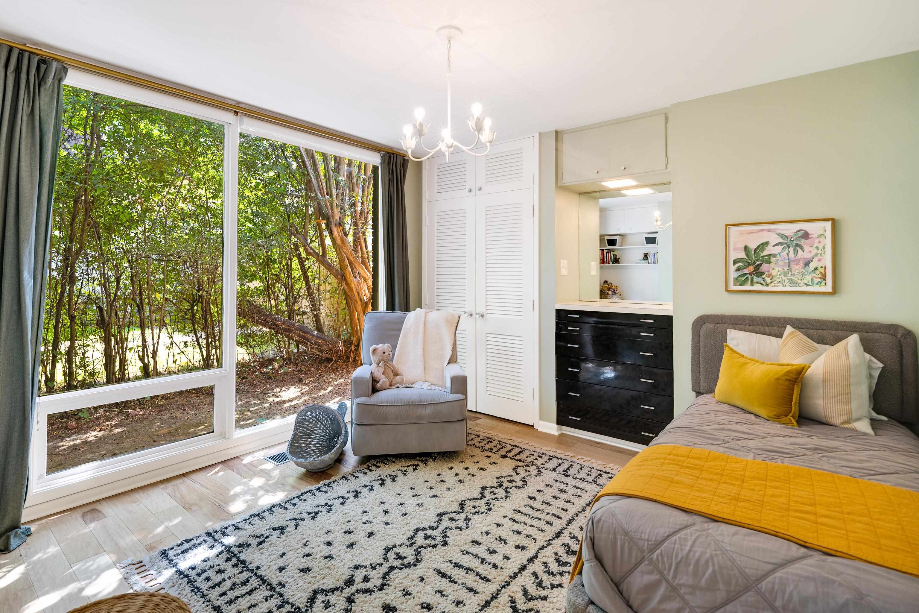 431 E ERWIN DR