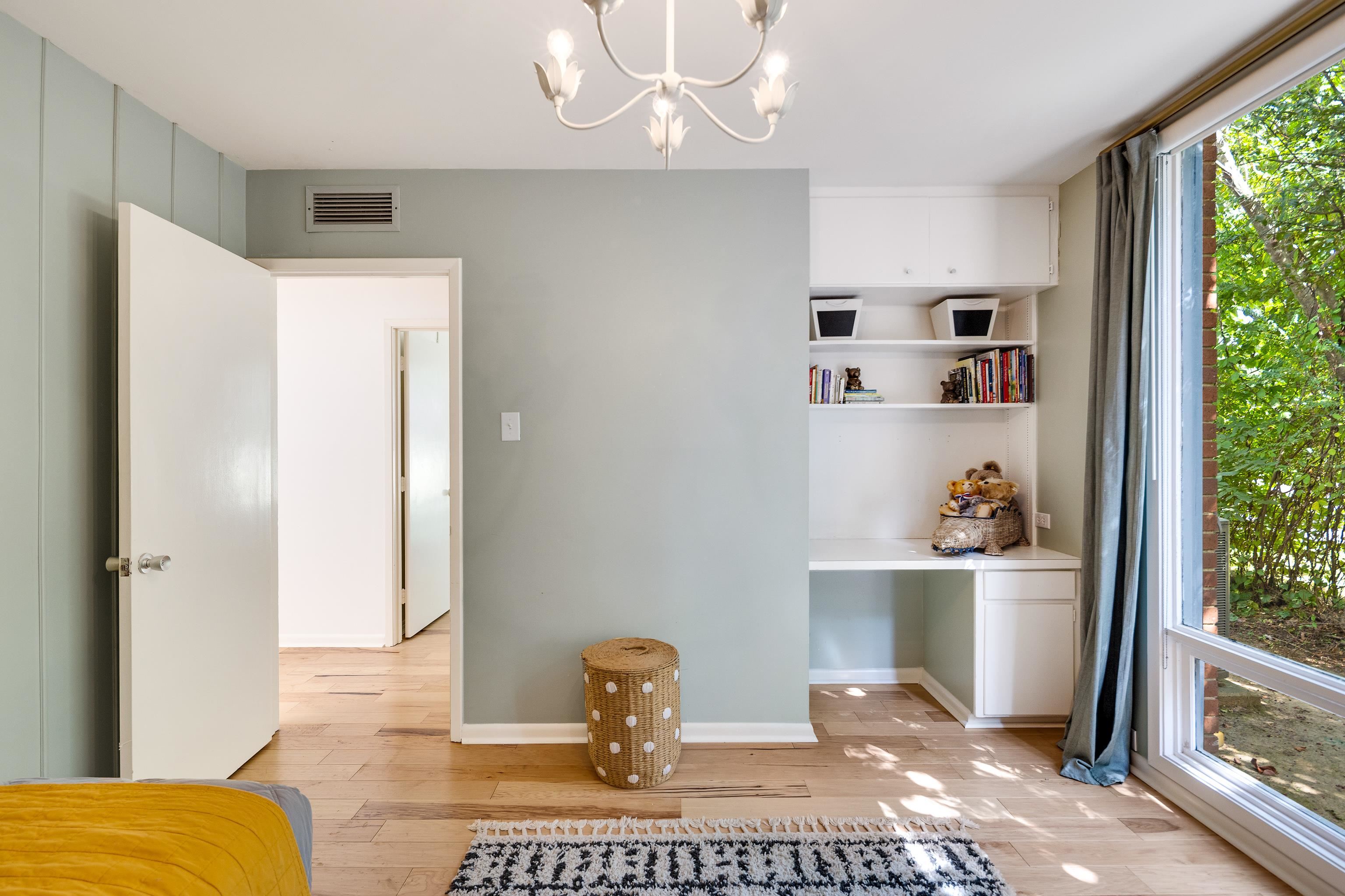 431 E ERWIN DR