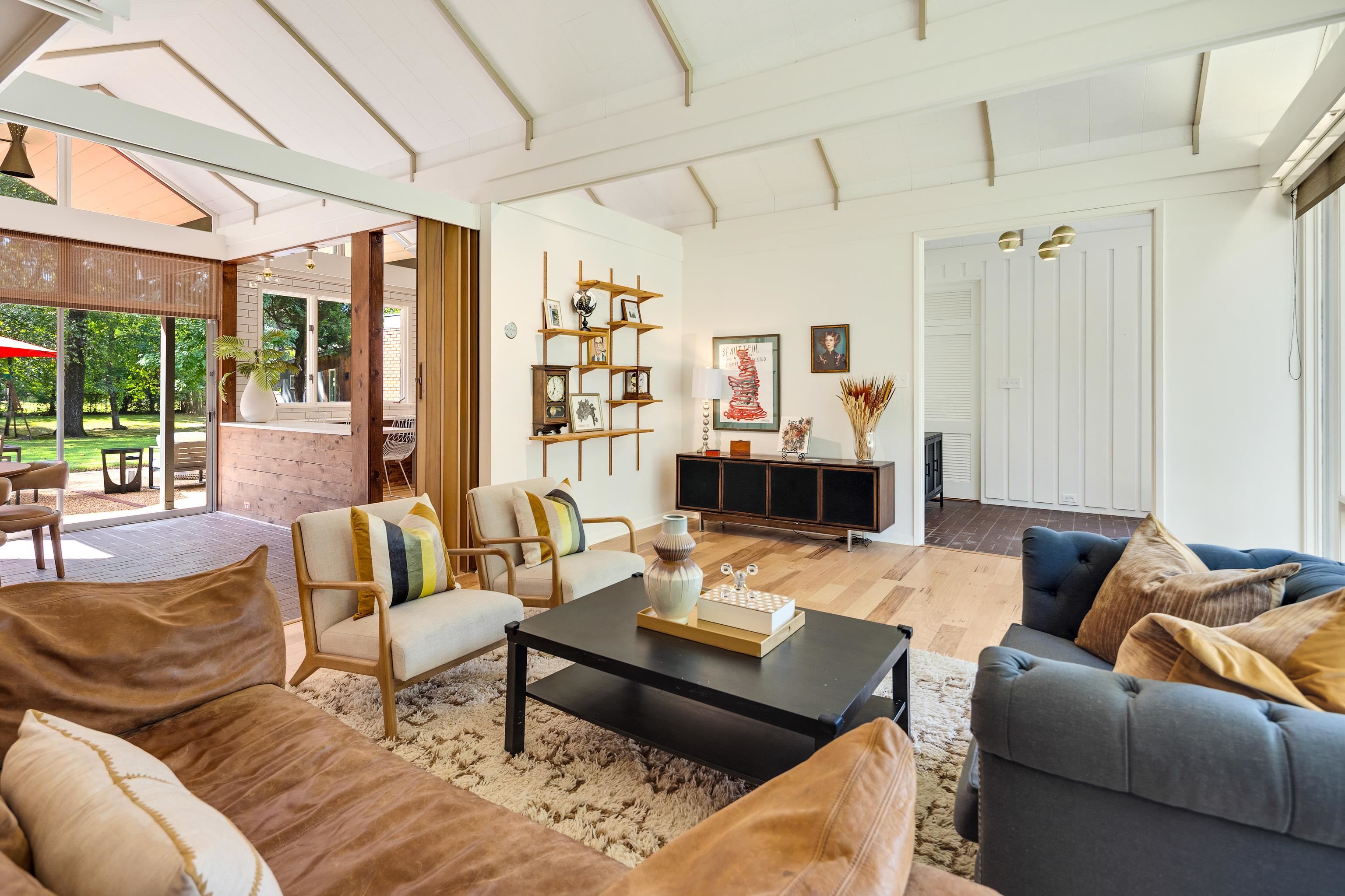 431 E ERWIN DR