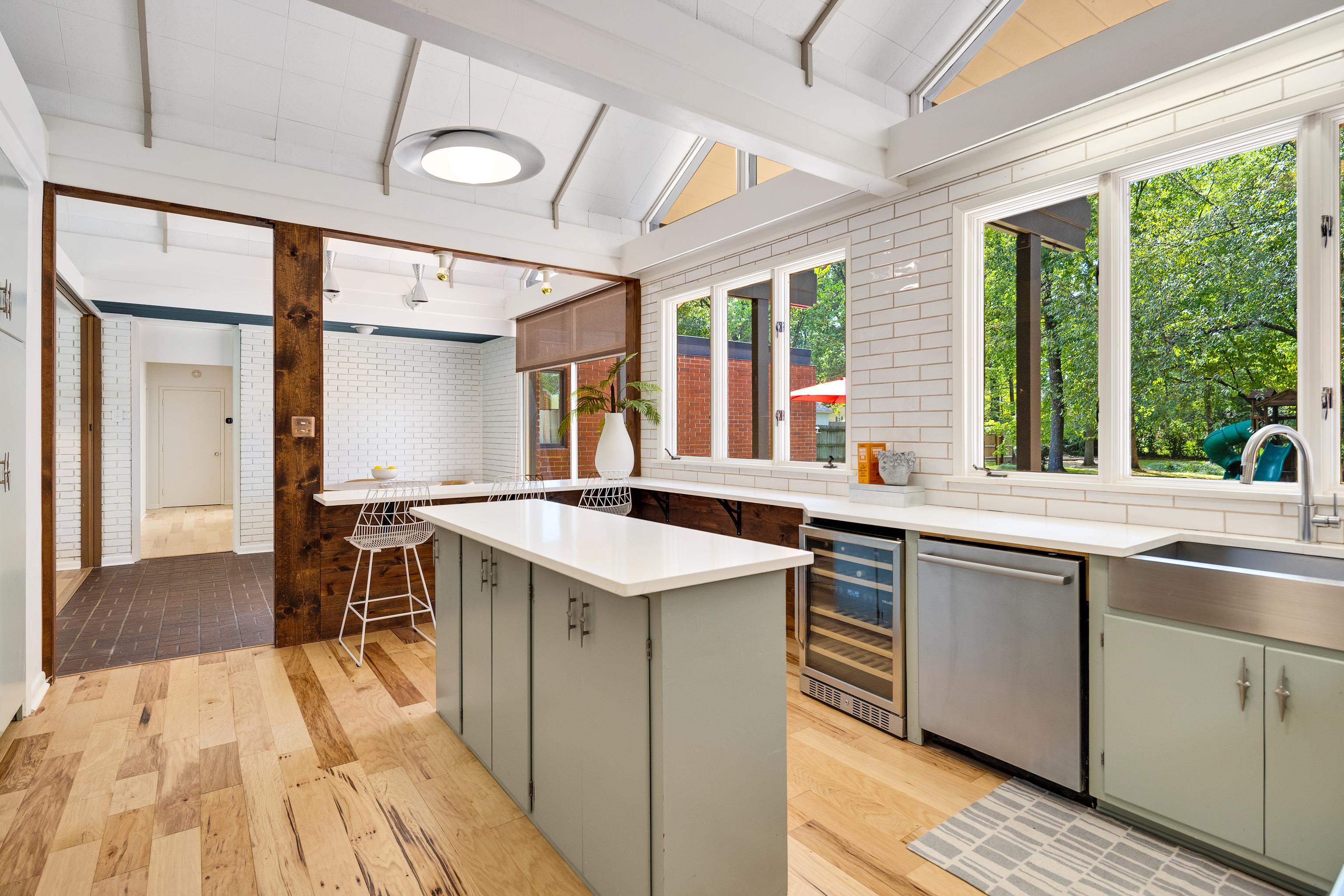431 E ERWIN DR