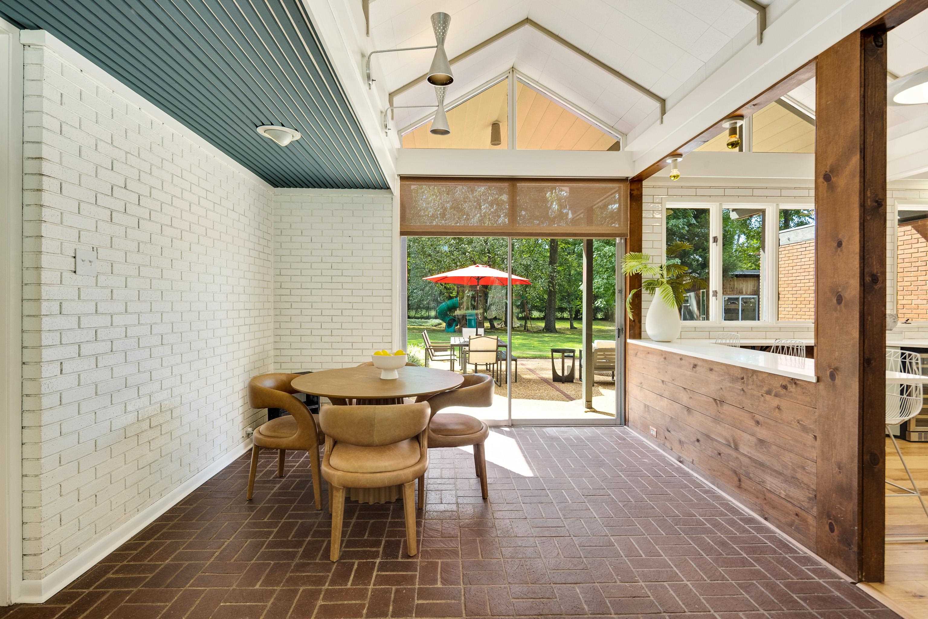 431 E ERWIN DR