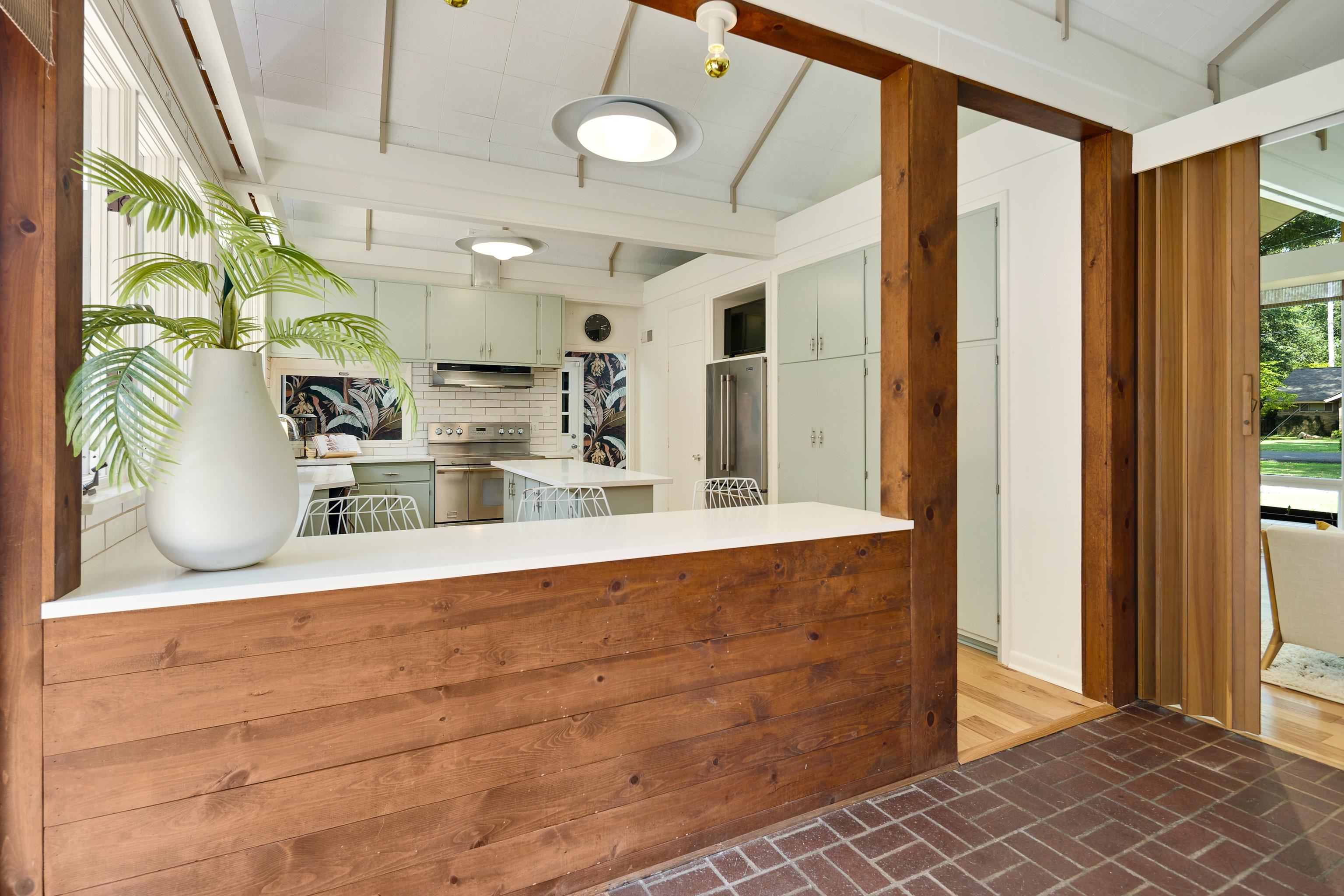 431 E ERWIN DR
