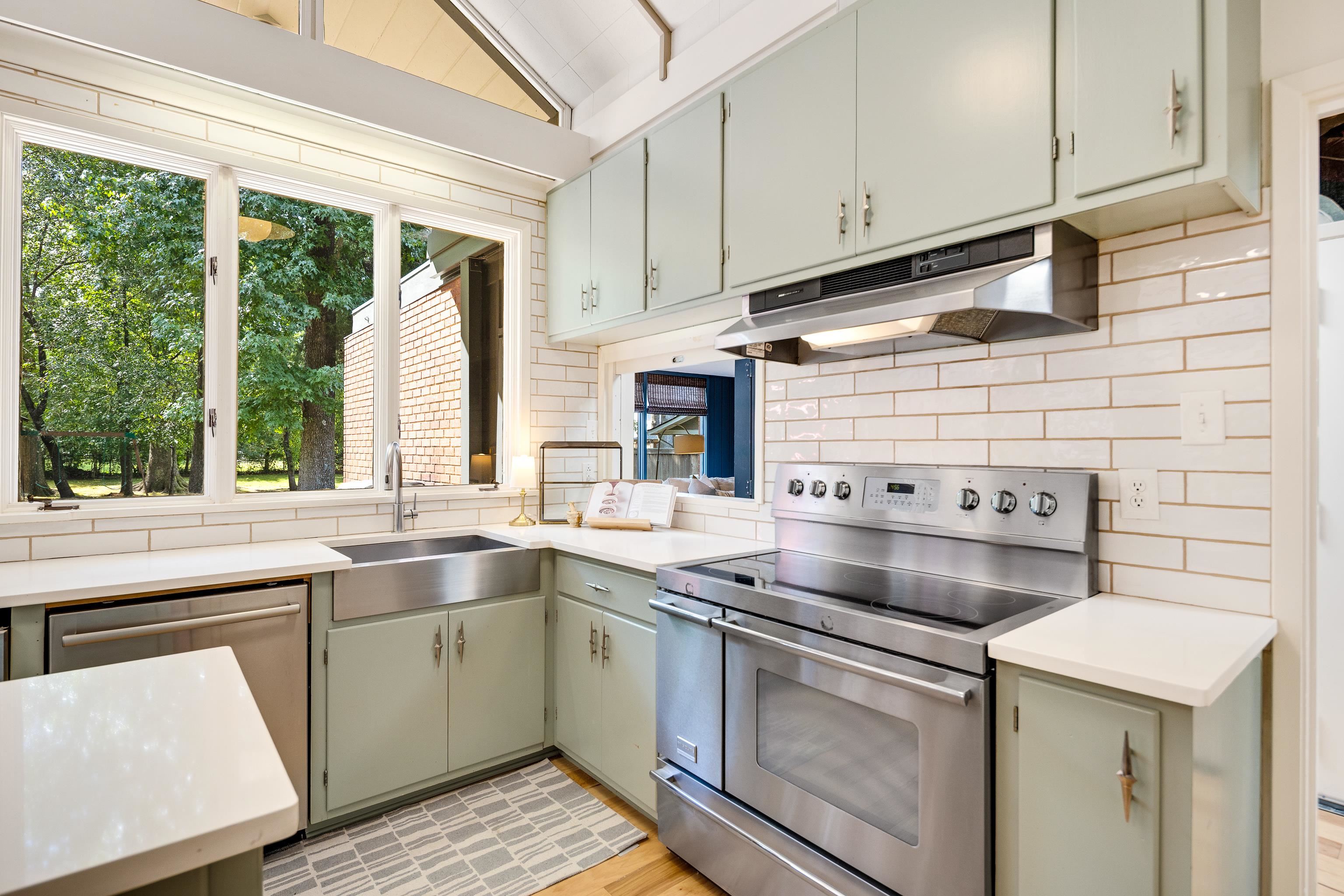 431 E ERWIN DR