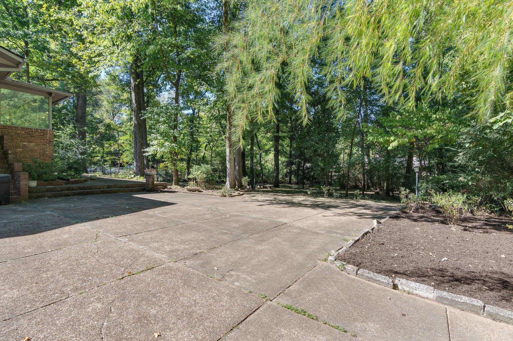 1423 W CRESTWOOD DR
