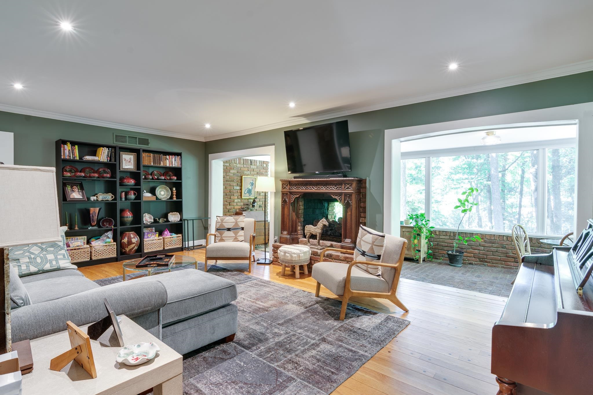1423 W CRESTWOOD DR