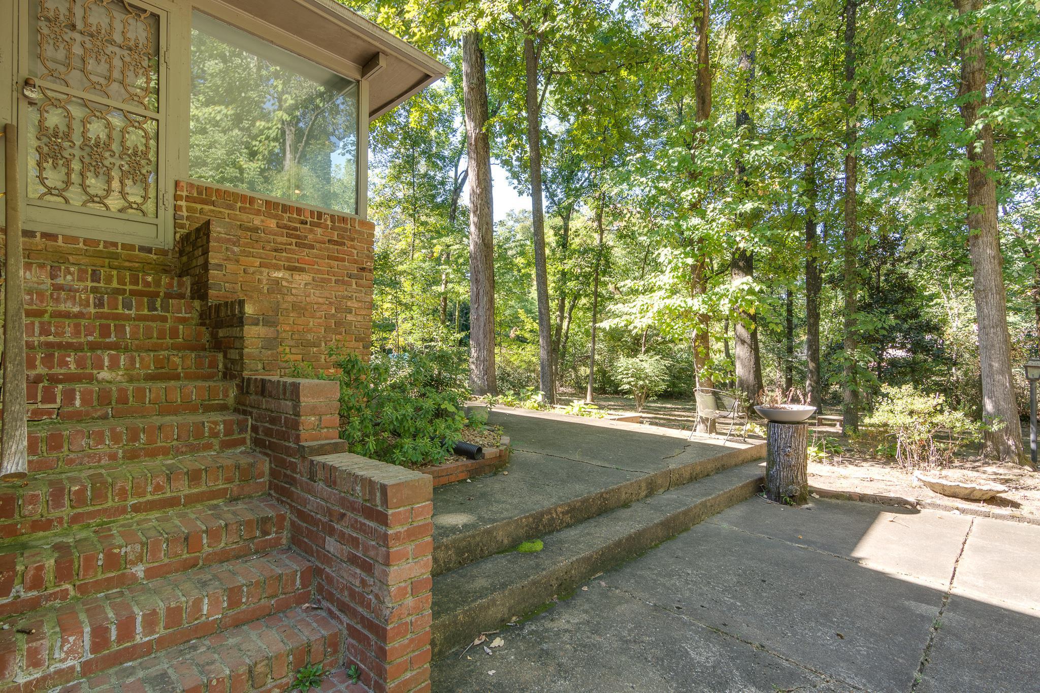 1423 W CRESTWOOD DR