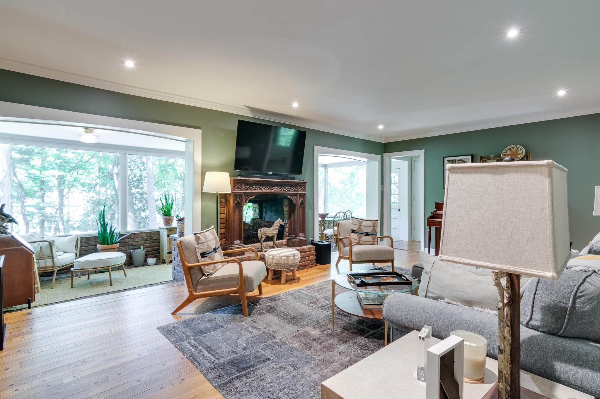 1423 W CRESTWOOD DR
