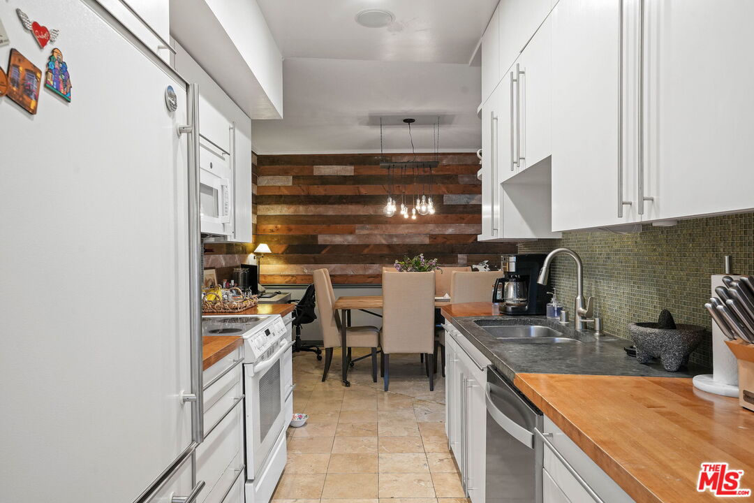 1133 N Clark St Unit: 103