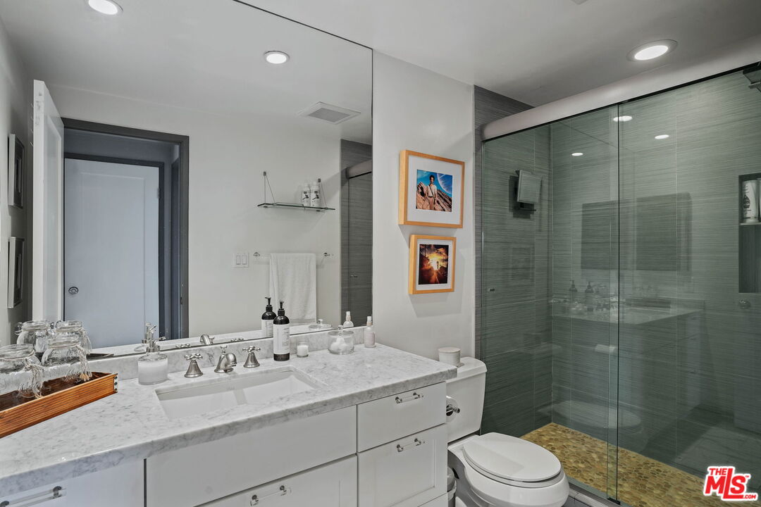1133 N Clark St Unit: 103