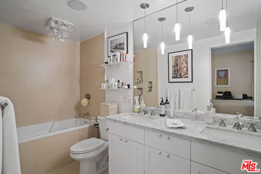 1133 N Clark St Unit: 103