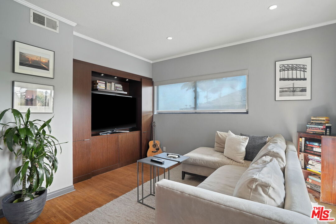 1133 N Clark St Unit: 103