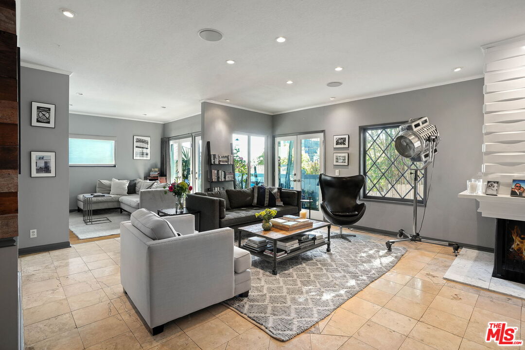 1133 N Clark St Unit: 103