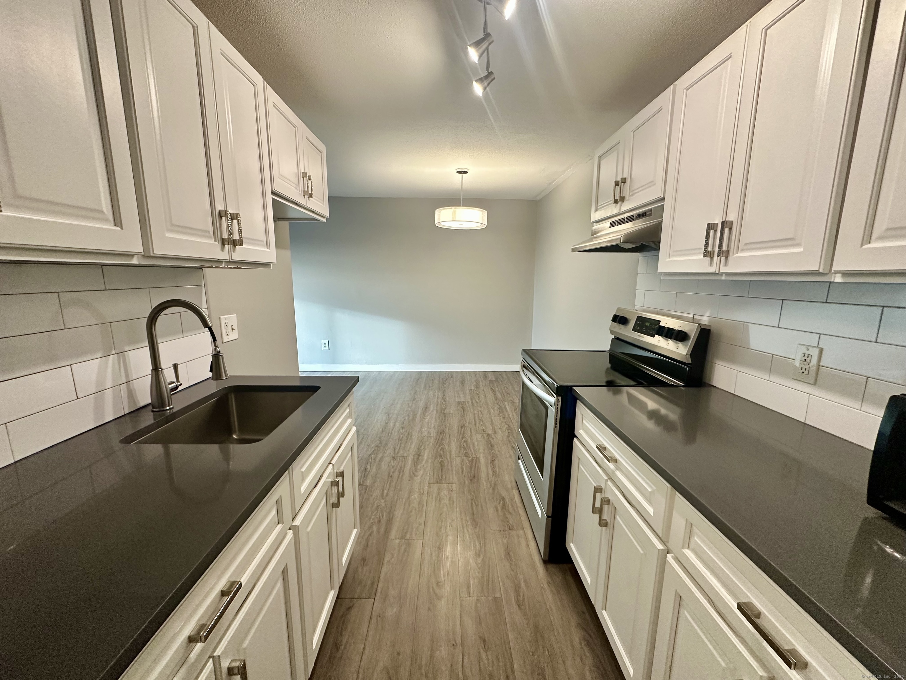 111 Sherbrooke Avenue 128