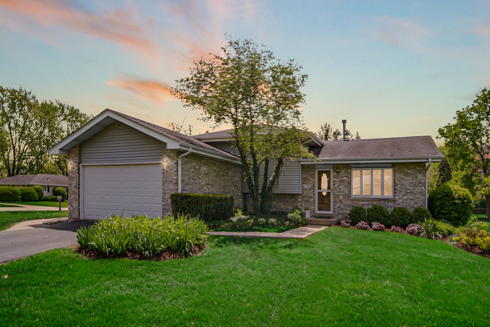 300 W Woodlawn Road