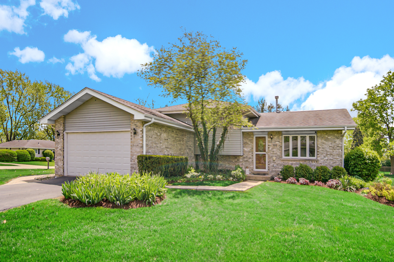 300 W Woodlawn Road