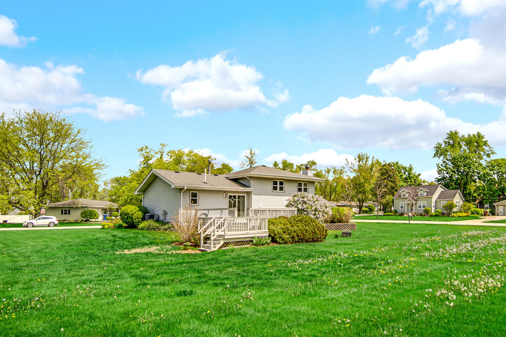 300 W Woodlawn Road