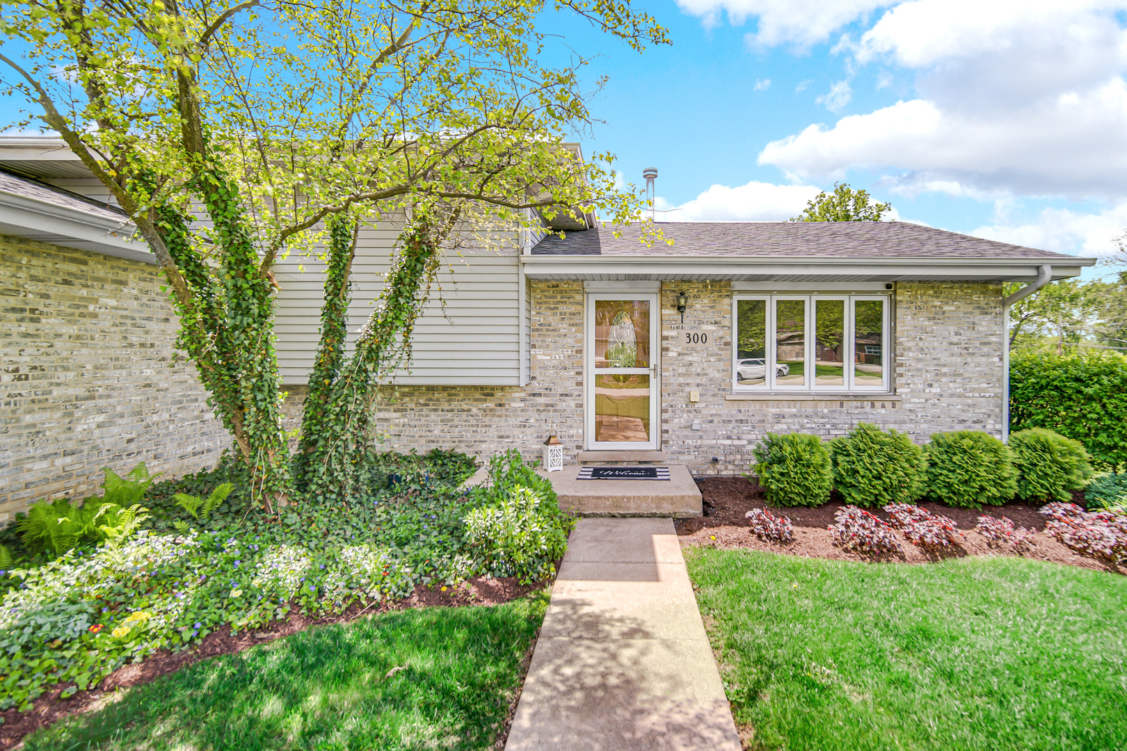 300 W Woodlawn Road