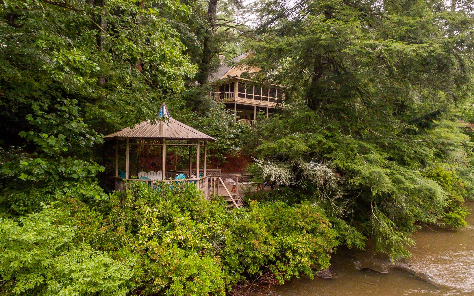 906 Riverside Lane