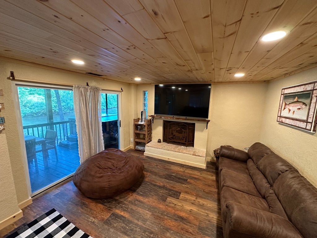 916 Riverside Lane