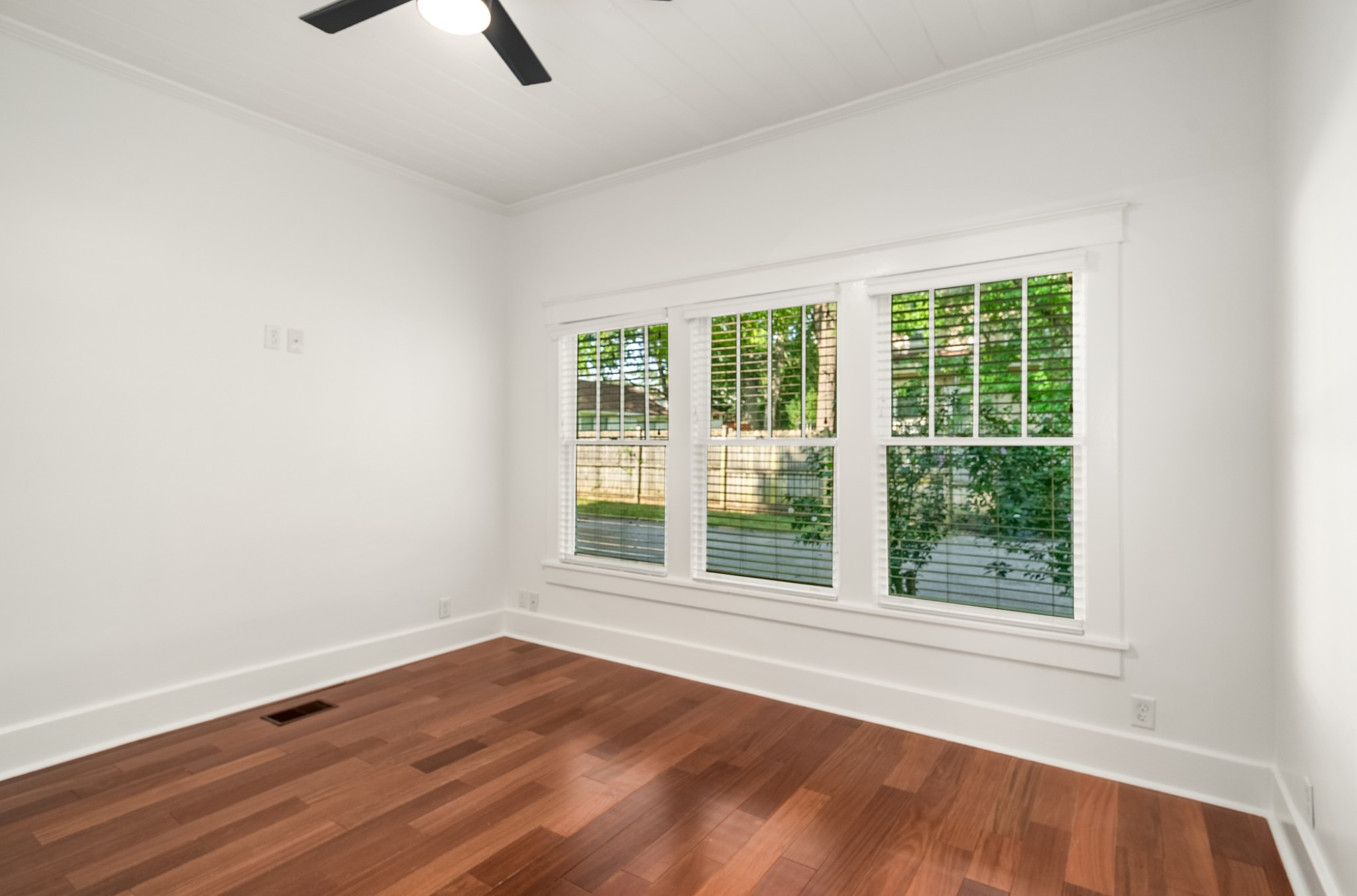 2600 W Linden Ave