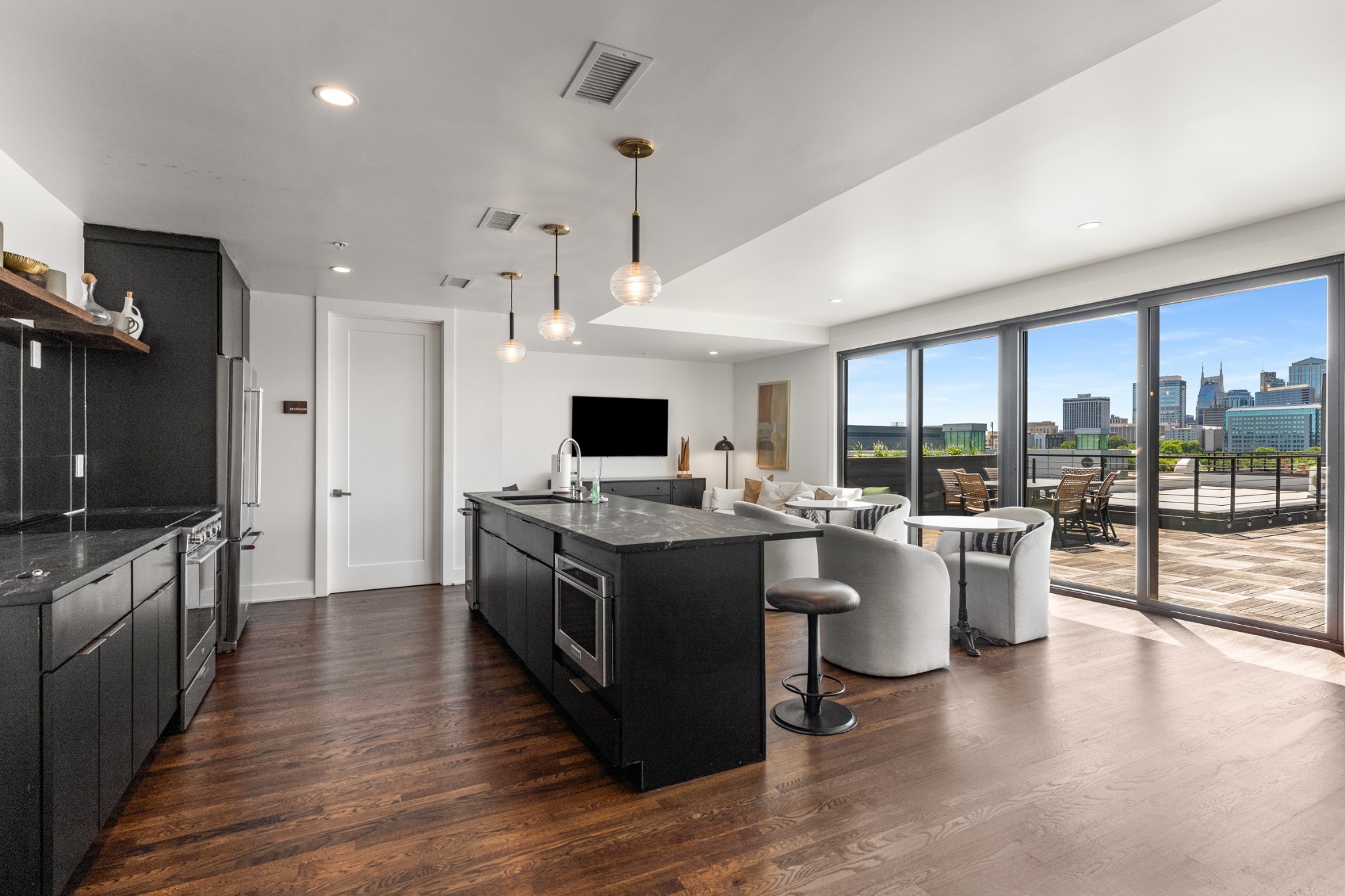 601 Madison St Unit: 210