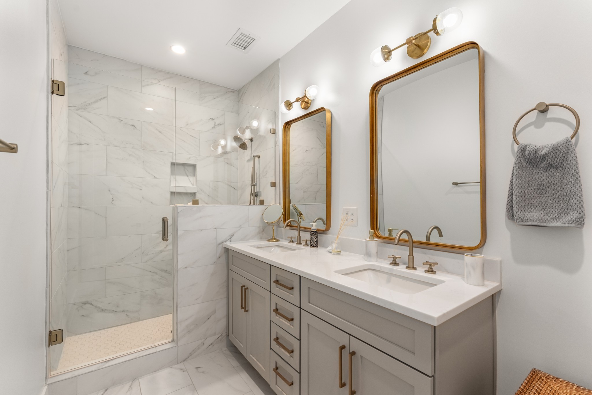 601 Madison St Unit: 210