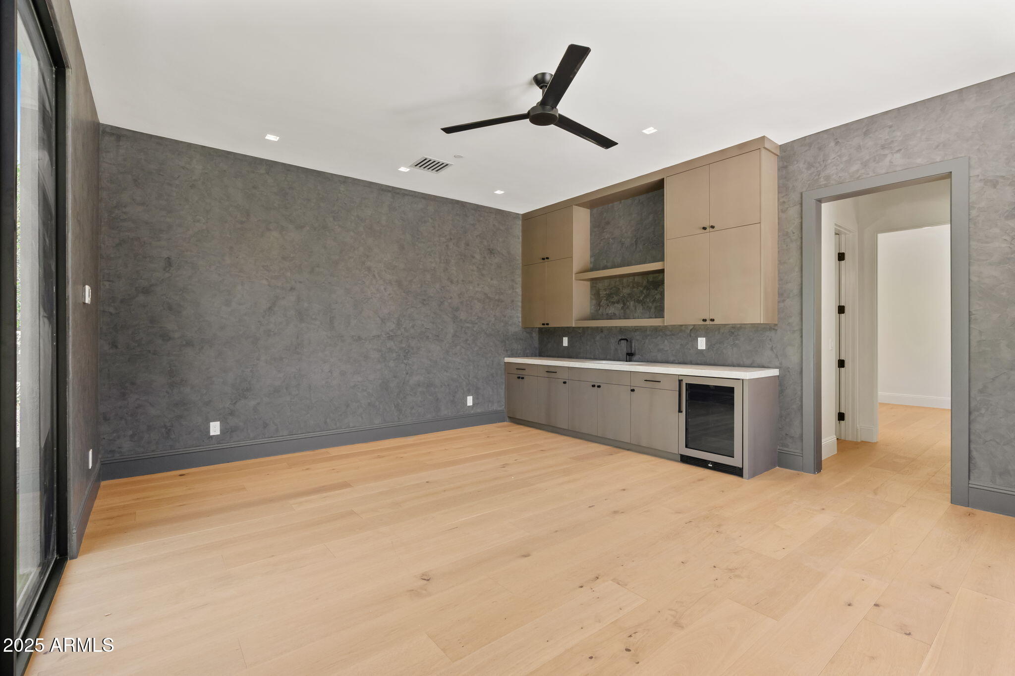 6230 E HILLCREST Boulevard