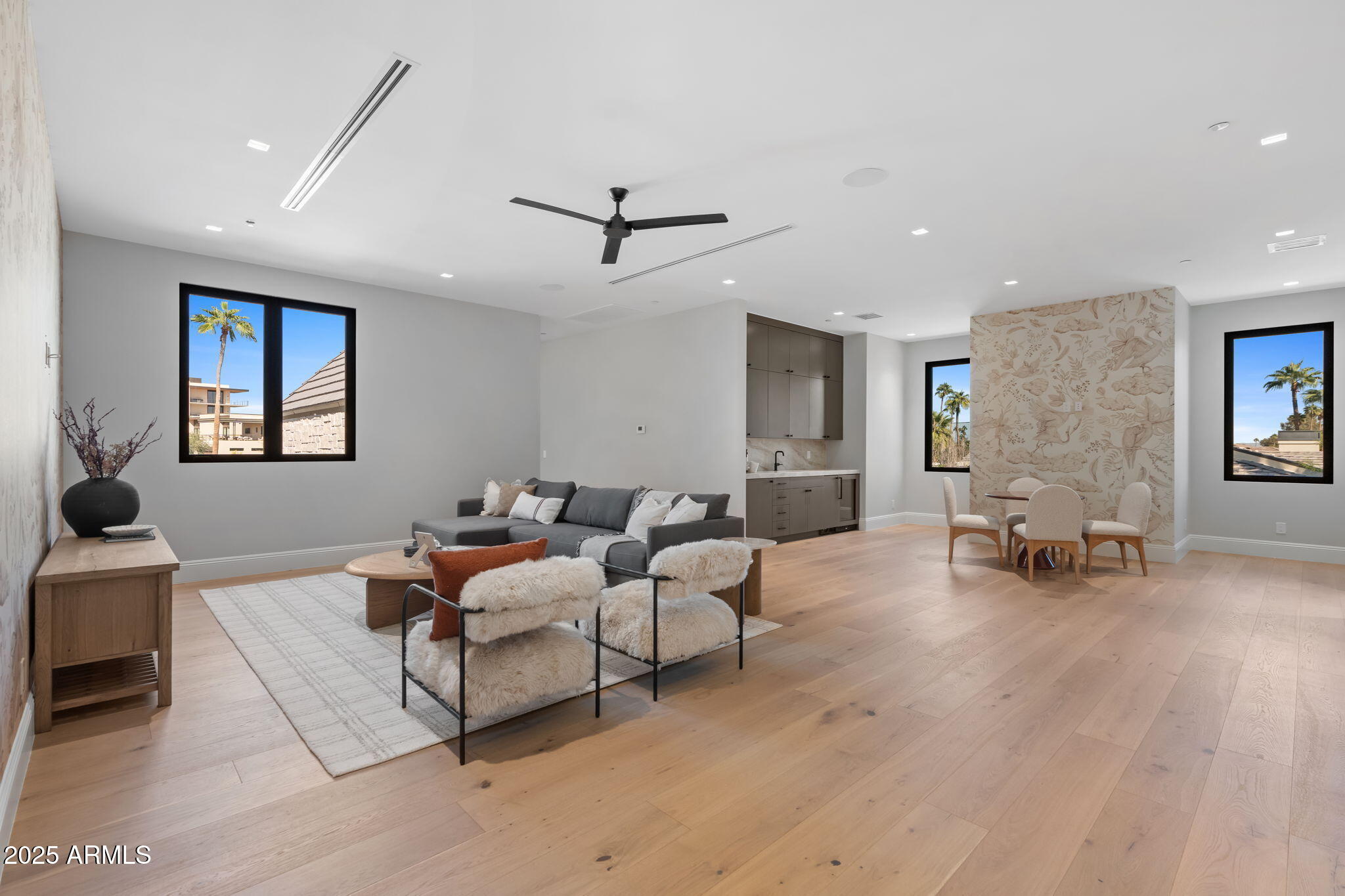 6230 E HILLCREST Boulevard