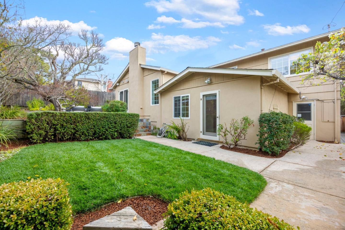1812 Fernwood WAY