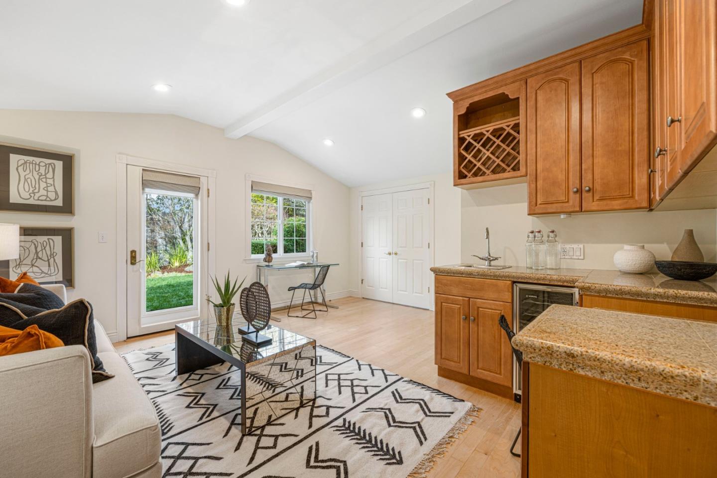 1812 Fernwood WAY