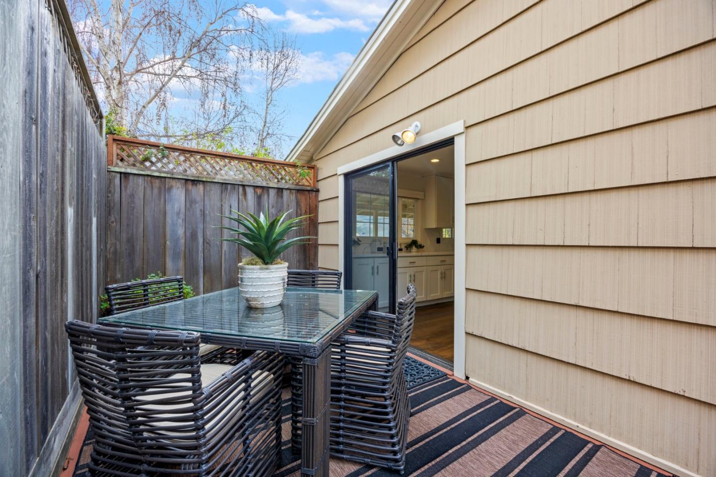 1812 Fernwood WAY
